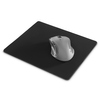 Mauspad in Schwarz mit einer ergonomischen Maus darauf als Anwendungsbeispiel.