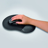 Schwarzes Mauspad mit ergonomischer Handballenauflage und Hand, die eine Maus hält.