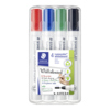 Vier STAEDTLER Whiteboardmarker in verschiedenen Farben in einer transparenten Verpackung.