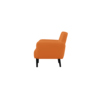 Seitenansicht eines orangen Sessel aus Kunstleder mit schwarzen Beinen.