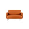 Orangefarbendes Sofa mit schwarzen Beinen und geschwungenen Armlehnen, frontale Ansicht.