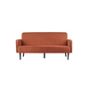 Sofa in Rostfarbe mit gerader Rückenlehne und schwarzen Beinen, frontal abgebildet.