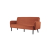 Sofa in Rostfarbe mit schwarzen Beinen und abgerundeten Armlehnen, Frontansicht.