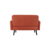 Rückansicht eines orangefarbenen Sofas mit schwarzen Beinen und gepolstertem Rücken.