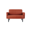 Rostfarbenes Sofa mit zwei Armlehnen und schwarzen Beinen, frontal abgebildet.