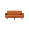 Braunes Sofa mit geraden Linien und schwarzen Beinen, frontal aufgenommen.