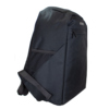 Schwarzer Notebookrucksack mit seitlichem Netzfach und Reißverschluss auf der Vorderseite.