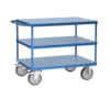 Blauer Transportwagen mit drei Plattformen und vier Rollen, zwei davon lenkbar.
