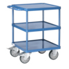 Blauer Tischwagen mit drei Ablagen, zwei Lenk- und zwei Bockrollen.