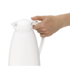 Weißer Isolierkanne mit Hand, die sie an der praktischen Einhandbedienung hält.