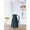Schwarze Isolierkanne mit ergonomischem Griff, abgestellt auf einem Holztisch in heller Umgebung.