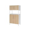 Regalschrank in Weiß mit Eichenelementen und höhenverstellbarem Sockel.