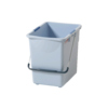 Putzeimer in blauer Farbe mit grauem Griff und viereckiger Form.