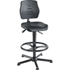 Schwarzer Arbeitsdrehstuhl mit ergonomischer Sitzgarnitur und höhenverstellbarem Fußring.