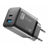 Schwarzes 45W Ladegerät mit USB-C und USB-A Anschlüssen, diagonal von oben links betrachtet.