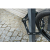 Faltschloss am Fahrradständer befestigt, Kabel und Fahrrad nicht im Lieferumfang enthalten.