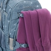 Blauer Schulrucksack mit Blumenmuster und lila Pullover an der Vorderseite befestigt.