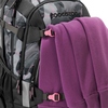 Schulrucksack in schwarz mit pinken Akzenten und purpurrotem Sweatshirt auf der Vorderseite.