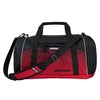 Sporttasche mit rot-schwarzem Design, gepolstertem Schultergurt und Tragegriffen.