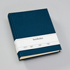 Blaues Fotoalbum mit transparenter Banderole aus Buchleinen, auf grauem Hintergrund.