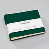 Grünes Fotoalbum im Buchformat mit einem weißen Banderoleb mit Schriftzug.