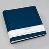 Blaues Fotoalbum aus Buchleinen mit Beschriftung und seitlichem Pergaminpapier.