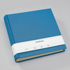 Blaues Fotoalbum aus Buchleinen mit einem weißen Etikett und dem Schriftzug Semikolon.