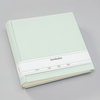 Mintgrünes Fotoalbum aus Buchleinen mit schmalem weißen Etikett.