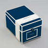 Dekorative Fotoschachtel in marineblau mit cremeweißer Kante und Beschriftungsfenster.