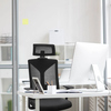 Bürodrehstuhl KODIAK mit Kopfstütze steht an einem Schreibtisch vor einem Computer in einem Büro.