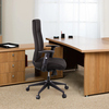 Bürodrehstuhl mit hoher Rückenlehne und Armlehnen in einem modernen Büro-Setup.