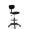 Schwarzer höhenverstellbarer Sitzhocker mit Rückenlehne und Fußring auf einem stabilen Fußkreuz.