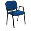 Blauer Besucherstuhl mit Armlehnen und schwarzem Gestell, frontalansicht.