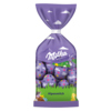 Verpackung mit violetter Tüte, gefüllt mit bunten Schokoladeneiern aus Alpenmilch.
