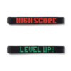 Zwei austauschbare Riemen mit den Aufschriften "HIGH SCORE" in Rot und "LEVEL UP!" in Grün.