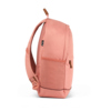 Rucksack in Pure Coral mit seitlicher Ansicht und einer Mesh-Tasche auf der Seite.