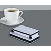 Mobile LED Tischleuchte in modernem Design, neben einer Kaffeetasse auf grauem Hintergrund.