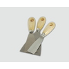 Drei Spachtel mit Holzgriffen und metallenen Klingen auf grauem Hintergrund.