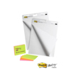 Zwei Flipchartblöcke mit einem bunten Set Post-it Zetteln auf weißem Hintergrund.