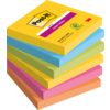 Farbige Post-it® Super Sticky Notes im Stapel mit gelben, blauen, grünen und orangenen Notizen.