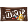 Packung mit 45 g M&M'S® Schokolade, auf braunem Hintergrund mit bunten Schokolinsen und Figur.