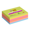 Stapelhaufen von bunten Post-it® Haftnotizen in verschiedenen Farben, verpackt in einer Box.