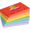Bunte Post-it® Super Sticky Notes in einer gestapelten Anordnung, jede in einer anderen Farbe.