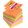 Stapel von farbigen, z-förmigen Haftnotizen in Orange, Pink, Gelb und Grün.