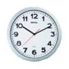 Runde Wanduhr mit arabischen Ziffern, schwarzem Gehäuse und roten Zeigern auf weißem Ziffernblatt.