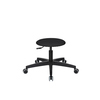 Schwarzer Sitzhocker mit dreidimensional beweglicher Sitzfläche und fünfrollen Fußkreuz.