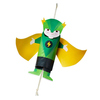Bastelset zeigt eine grüne Superheldenfigur aus Papierrollen mit gelbem Umhang.