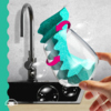 Flexibler Reinigungsschwamm wird benutzt, um ein Glas in der Nähe einer Spüle zu reinigen.