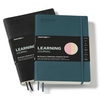 Zwei Notizbücher des Learning Journals in pacific green und schwarz mit Aufkleber.