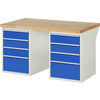 Werkbank mit blauen Schubladen und Holzarbeitsplatte, frontal ansicht.